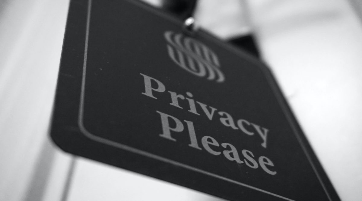 uma placa dizendo "privacy, please"