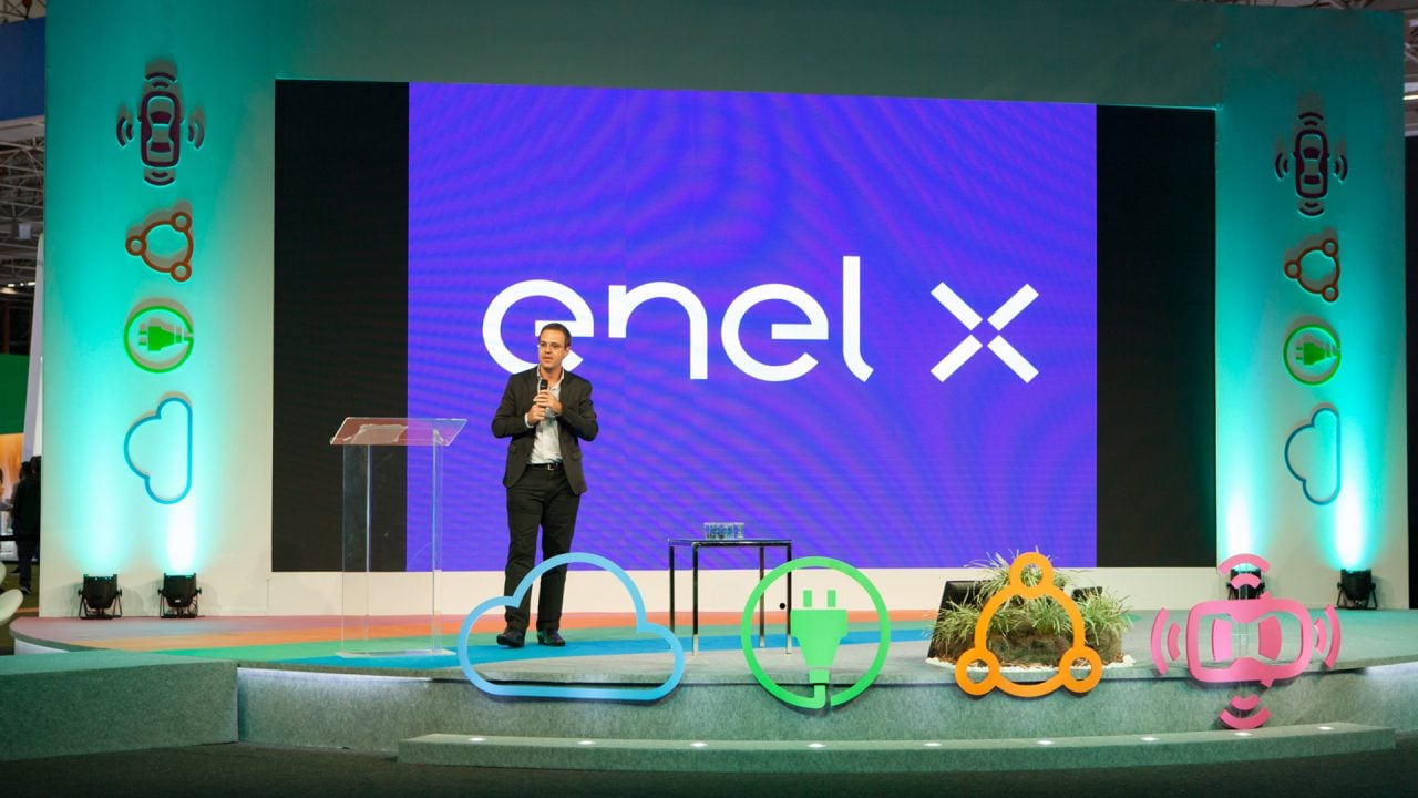 Palco de evento, logo da Enel X