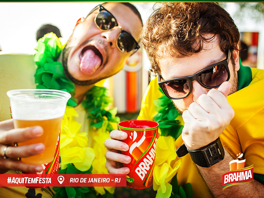 Torcedores brasileiros fazem a festa com copos da marca - Copa 2014