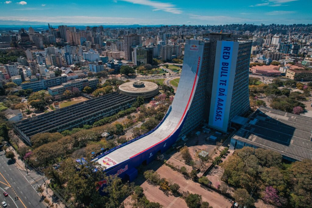 Foto de prédio do Porto Alegre transformado em rampa de skate, para PR Stunt.