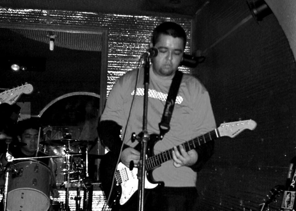 Luiz Yassuda, tocando guitarra