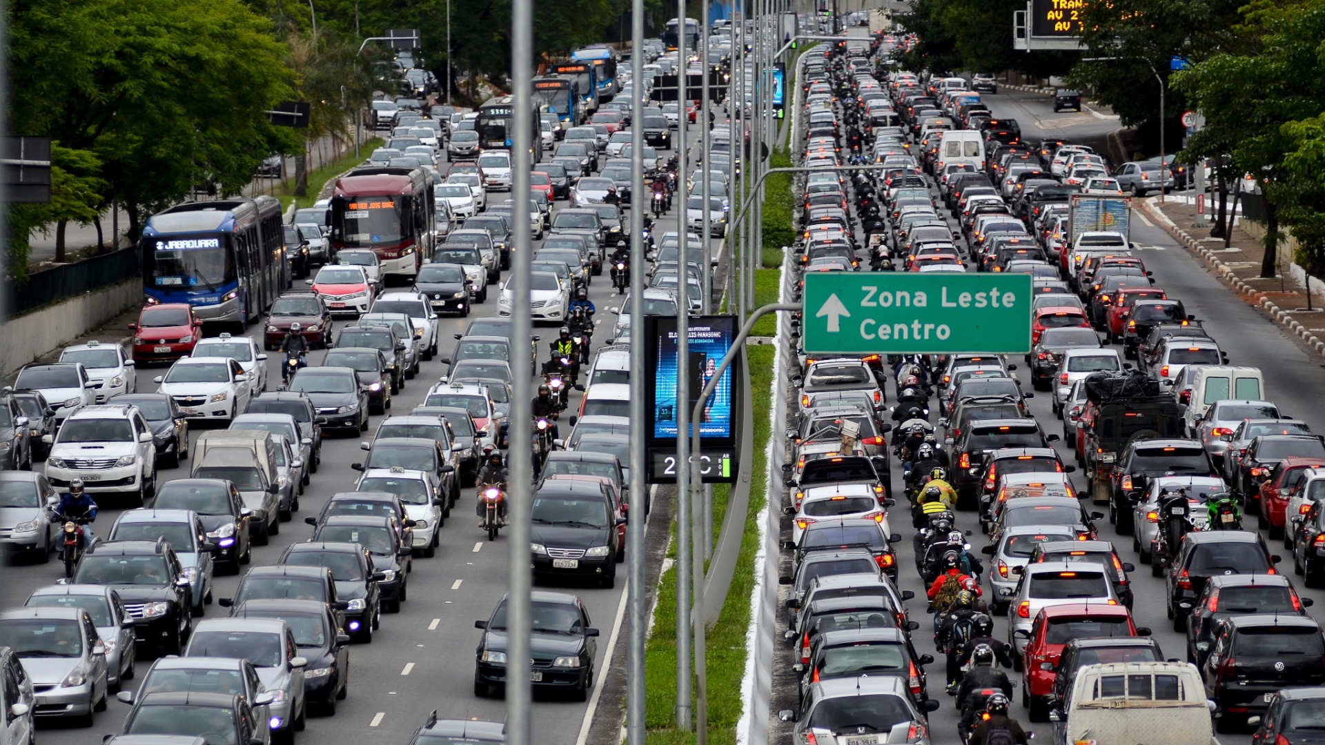 Foto ilustrativa de tráfego de carros em São Paulo